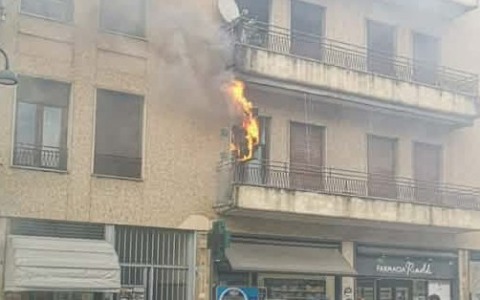 Incendio all’insegna della farmacia e fiamme su un balcone vicino