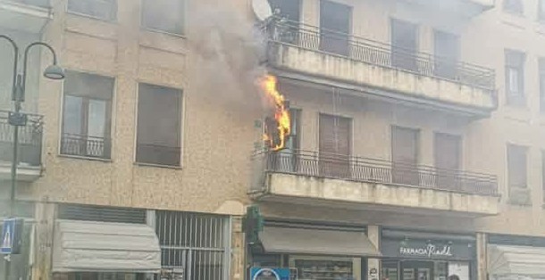 Incendio all’insegna della farmacia e fiamme su un balcone vicino