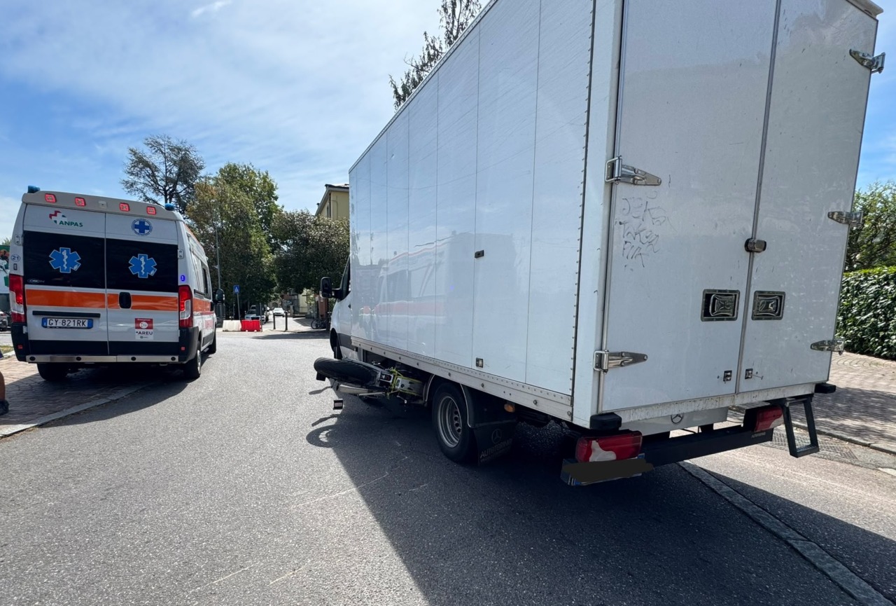 Incidente tra furgone e moto: un giovane in ospedale