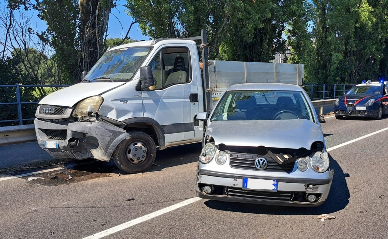 Incidente tra un camion e due auto sulla Provinciale: strada chiusa