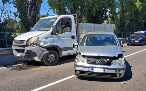 Incidente tra un camion e due auto sulla Provinciale: strada chiusa