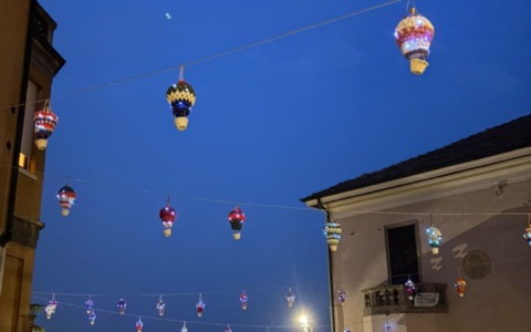 Le mongolfiere all’uncinetto sostengono il teatro per ragazzi con disabilità