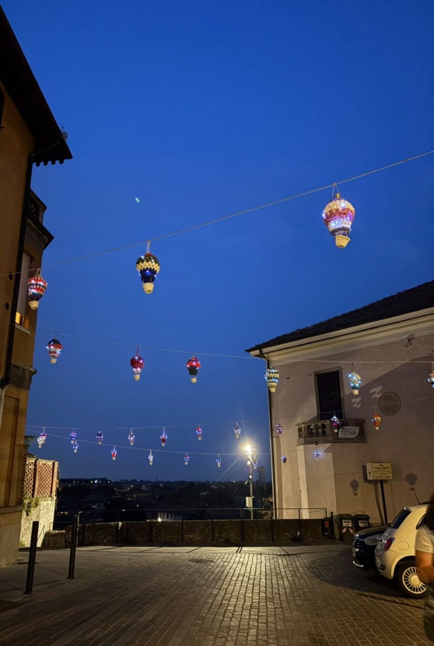 Le mongolfiere all’uncinetto sostengono il teatro per ragazzi con disabilità