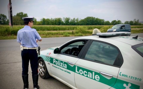 Motociclista scivola su olio e finisce in ospedale. Identificati i responsabili