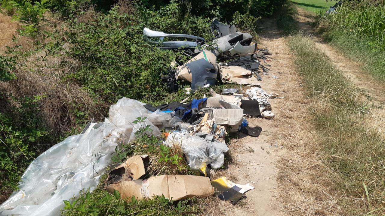 Nella campagna di Masate riemergono paraurti e componenti di auto abbandonati