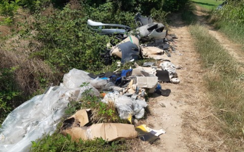 Nella campagna di Masate riemergono paraurti e componenti di auto abbandonati