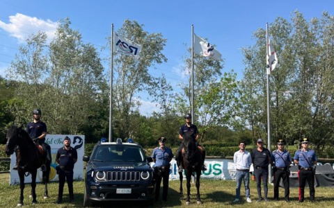 Trezzo accoglie i Carabinieri a cavallo dopo i pattugliamenti lungo l’Adda e il Naviglio
